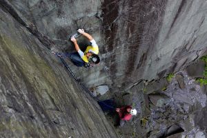 Becky Lounds settling into the middle section on German Schoolgirl (E2 5c)